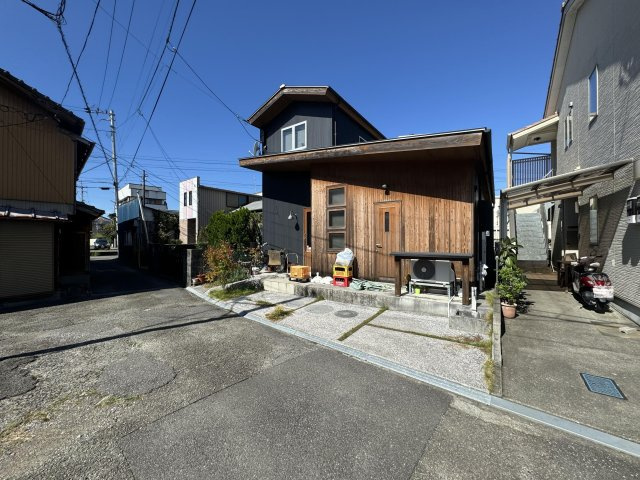 水源町　中古戸建　の前面道路含む現地写真