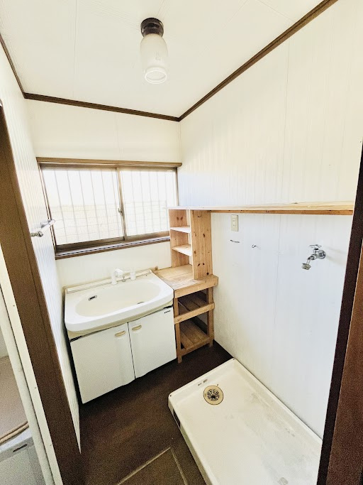 売中古戸建　掛川市大池の洗面所|大きめの洗面台がついてます。