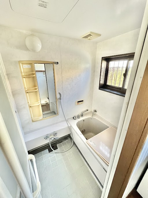 売中古戸建　掛川市大池の浴室|鏡や窓もついています。