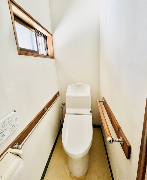 売中古戸建　掛川市大池のトイレ|手すりもついています。