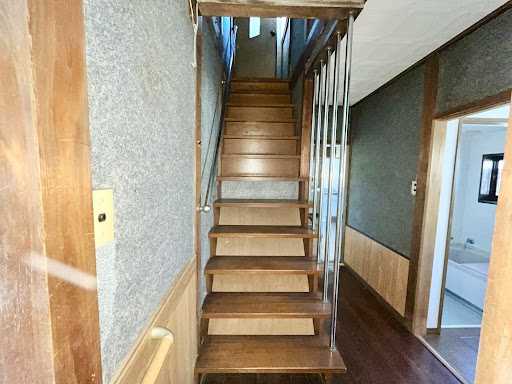 売中古戸建　掛川市大池のその他|階段には手すりがついています。