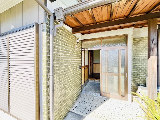 売中古戸建　掛川市大池の玄関|屋根のある玄関となっております。
