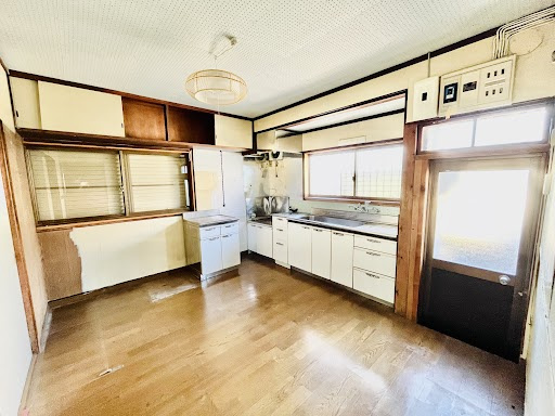 売中古戸建　掛川市大池のキッチン|窓の数も多いので換気にも！