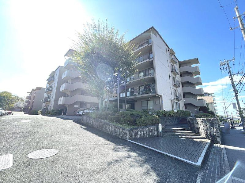 楠葉パークハイツS棟の外観|新しい生活にいかがでしょうか？外観はお住まいの顔になります。こだわりたいポイントですね。水回りリフォームやリノベーションも承ってます。
■現地見学・資金計画相談・住宅ローン相談もお問合せ受付中■