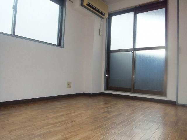 サンビレッジ柏原の洋室