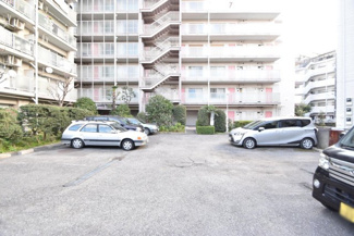 【駐車場】 | マンションの駐車場スペース。空きの有無や駐車料金、サイズ規定などについては、改めてお問い合わせください。～即日のご見学可能～　お問合せはお気軽にどうぞ。