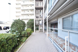 【エントランス】 | お客様を、そして住人を出迎えてくれるマンションのエントランス。ゴミが落ちていないことからも、管理状態の良さや住民の節度の高さが見て取れます。～即日のご見学可能～　お問合せはお気軽にどうぞ。