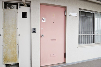 【その他共用部分】 | 皆様をお迎えする、お部屋の玄関ドア。開けやすさや開放角度、ドアノブの操作しやすさや鍵の形状などを、現地で一度ご確認ください。～即日のご見学可能～　お問合せはお気軽にどうぞ。