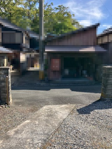 高島市新旭町旭327坪土地の前面道路含む現地写真|建物入口から前面道路