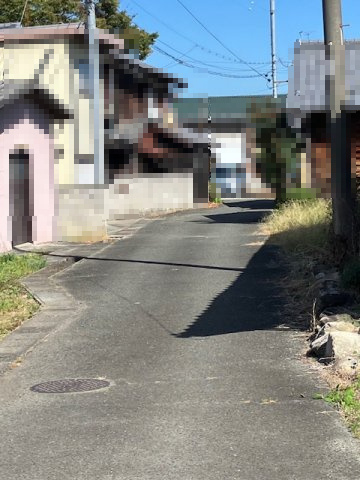 高島市新旭町旭327坪土地の前面道路含む現地写真|北西側道路（建物玄関の裏側）