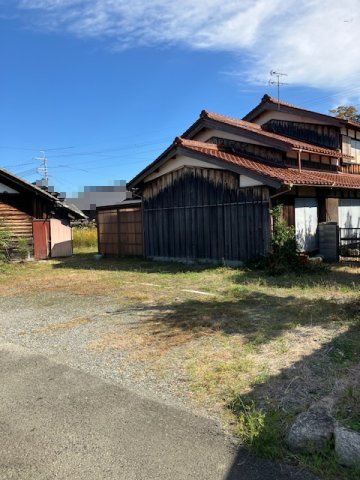 高島市新旭町旭327坪土地の外観|南西側道路から建物裏側