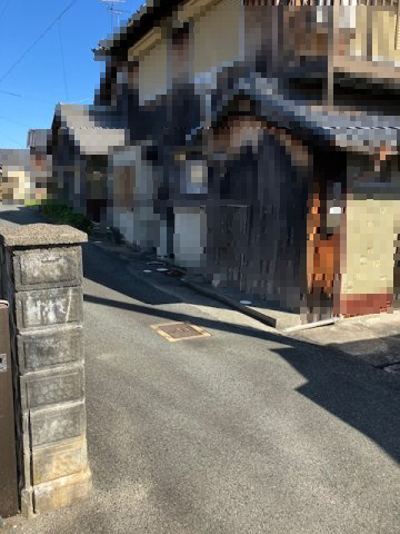 高島市新旭町旭327坪土地の前面道路含む現地写真|敷地から前面道路（北東側）