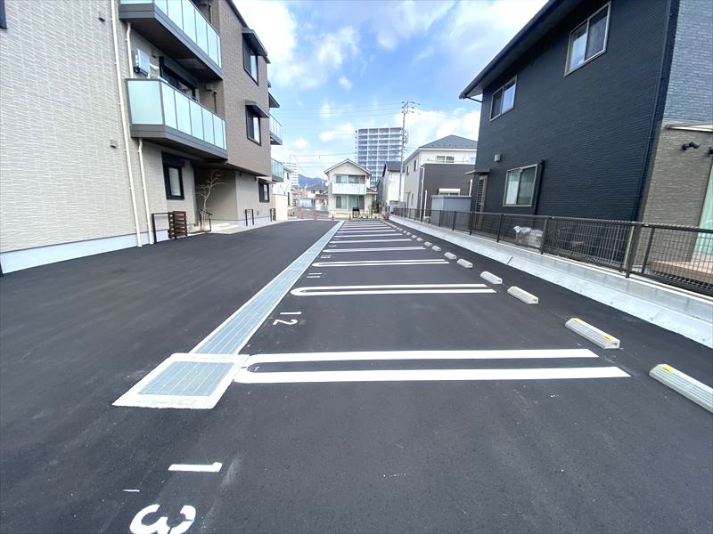 セイルズ　スエダの駐車場