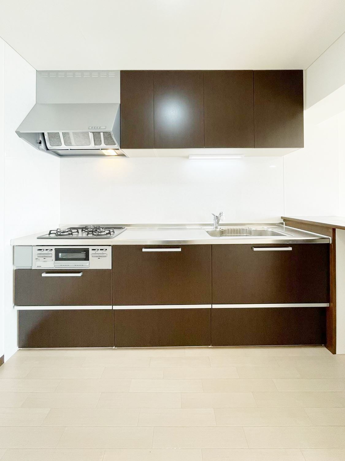 イトーピア長田マンションのキッチン|グリル付三口コンロのシステムキッチンです。