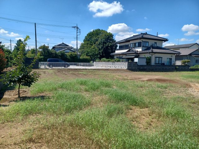 東松山市松葉町4丁目 売地302坪の外観|奥部分は更地です。