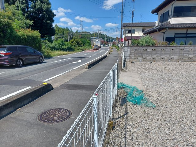 東松山市松葉町4丁目 売地302坪の前面道路含む現地写真|前面道路幅は約10ｍございます。