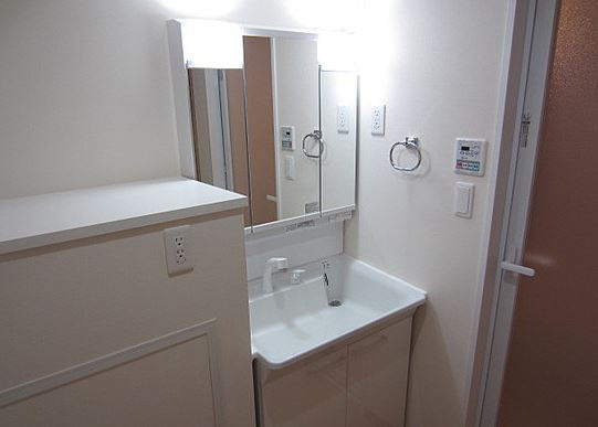 岸和田市下野町３丁目の賃貸マンションの洗面所|脱衣スペースもあります