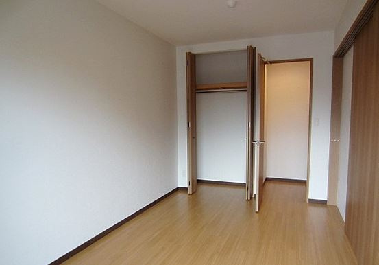 岸和田市下野町３丁目の賃貸マンションの内装|明るい室内です