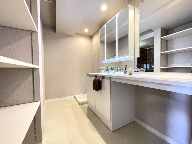 【洗面所】 | クレアガーデン高須A棟 | 収納棚が設置された洗面所。シャンプーやリンス、ボディソープなど様々なストック物を保管しておけるのは助かりますね！
