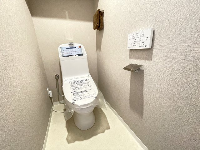 【トイレ】 | クレアガーデン高須A棟 | 白く綺麗に整理されているトイレ。清潔感が溢れ上質な雰囲気を漂わせています。