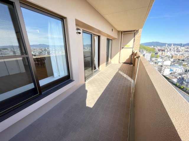 【バルコニー】 | クレアガーデン高須A棟 | 青空からの陽光を浴びるバルコニー爽やかな涼風が吹き抜け、下界にには戸建住宅街の屋根屋根が広がります。心を落ち着かせ開放してくれる眺望が今日もご家族を包み込みます。