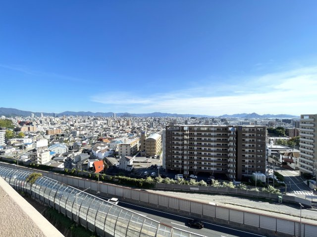 【展望】 | クレアガーデン高須A棟 | 窓から見える景色は開放的な空間、上部からもたらされる光と、やわらかな風を感じる空間は心地よい時が流れる場所。