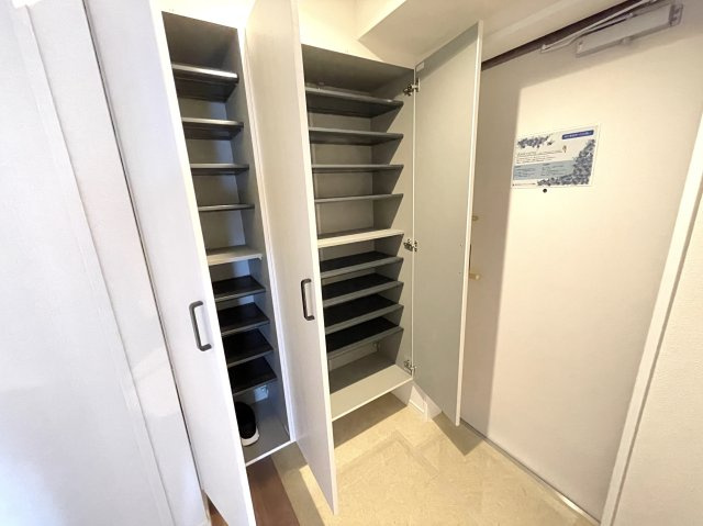 【玄関】 | クレアガーデン高須A棟 | 十分な収納力を備えた靴箱。玄関全体のスペースも十分です！