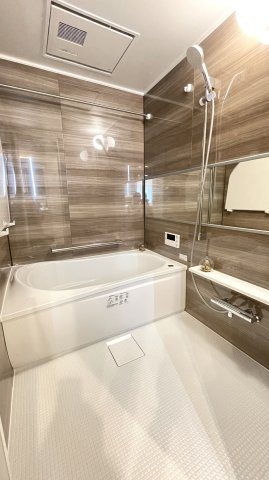 【浴室】 | クレアガーデン高須A棟 | 落ち着いた色調のパネルが醸す時間、毎日の疲れを癒す場所だからこそ、忙しい日常を忘れOffになる時間をお楽しみください。