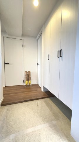 【玄関】 | クレアガーデン高須A棟 | 人を迎え入れる最初の場所だからこそ、清潔感があり、余裕ある空間に。