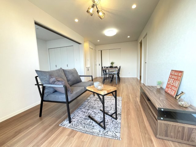 【居間・リビング】 | クレアガーデン高須A棟 | この空間を豊かに照らし出す豊かな陽光、落ち着いた表情の木目が美しい床材と建具、暮らしの時間を豊かにしてくれる作り手の拘り、デザインされた空間が生む時間。