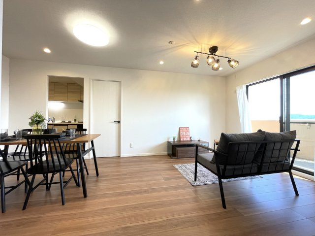 【居間・リビング】 | クレアガーデン高須A棟 | 開放的な自遊空間。季節ごとに壁飾りや家具の配置を変えて楽しんでみるのは如何ですか。　