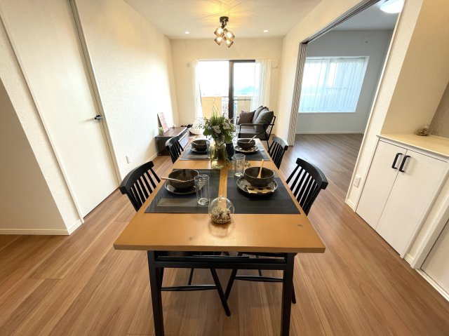 【居間・リビング】 | クレアガーデン高須A棟 | パートナーや家族が集う憩いの空間。真新しい木目のフローリングや白亜のクロスを陽の光、ダウンライトが照らしだし、家族・友人・知人の会話に華を咲かせます。