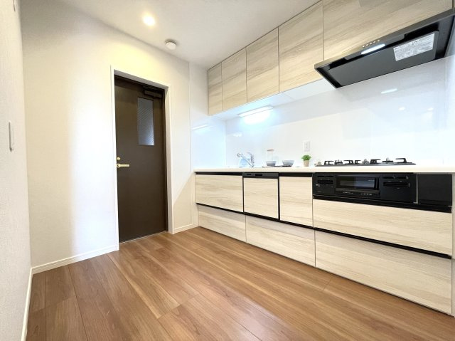 【キッチン】 | クレアガーデン高須A棟 | 広々としたキッチンスペース。背面スペースが広いので、大型冷蔵庫やカップボードを置いても大丈夫！　勝手口があるのも嬉しいですね！