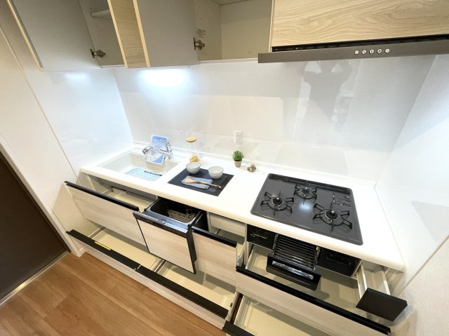 【キッチン】 | クレアガーデン高須A棟 | 大型の引き出し収納と吊り下げ収納を備えたシステムキッチン。鍋やフライパン、調理道具一式を全て収納してもまだまだ余裕がありそうです。