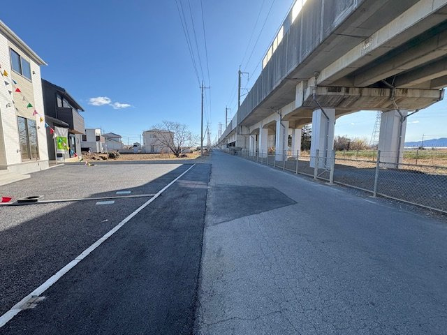 上里町堤第2（全2棟）1号棟の前面道路含む現地写真