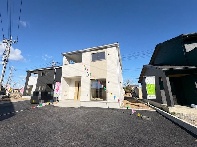 上里町堤第2（全2棟）2号棟の外観|ナチュラルで飽きの来ないデザインは流行に左右されない家の形です。外構も綺麗に仕上がっています(^▽^)/
