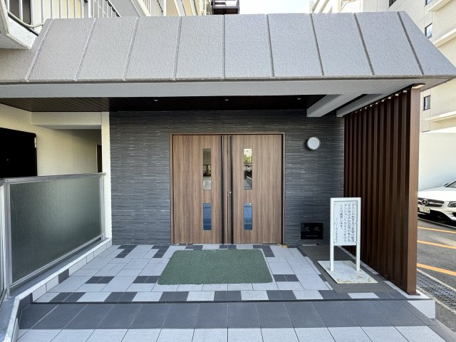 マンハイム西大島のエントランス|モダンでおしゃれなエントランスがお出迎え