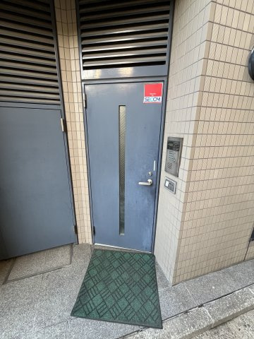 タイムズビルの玄関|タイムズビル　裏口