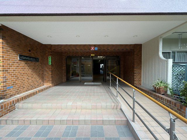 マンハイム第二西大島のエントランス|スロープを設置した広々としたエントランス