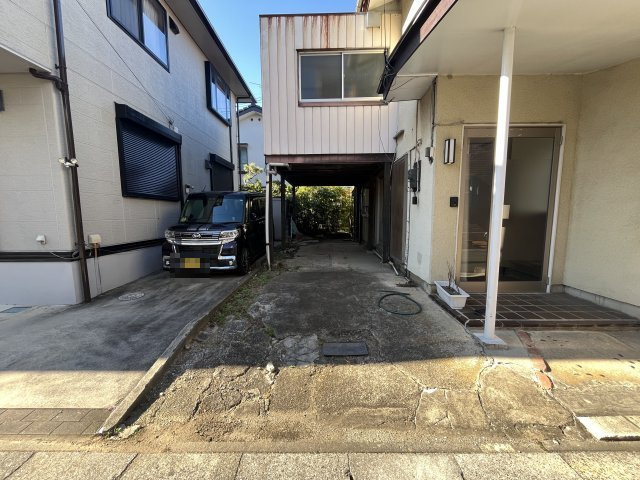 事務所店舗付貸戸建の駐車場|駐車場完備です