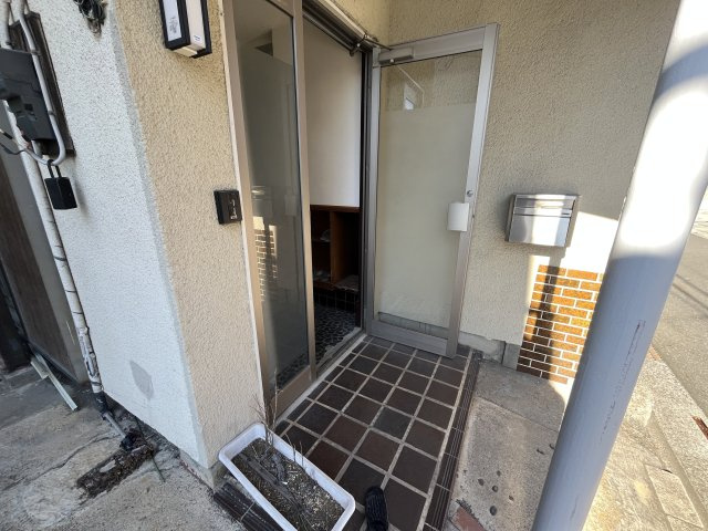 事務所店舗付貸戸建のエントランス|ゆとりのあるエントランスです