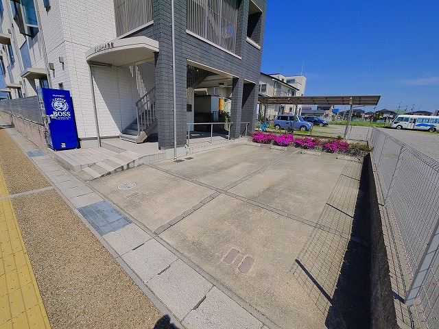 ルミエール朱雀の駐車場