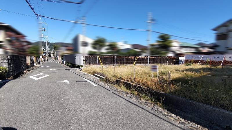 箕面市桜井１丁目　建築条件なし土地＜Ｂ号地＞の前面道路含む現地写真