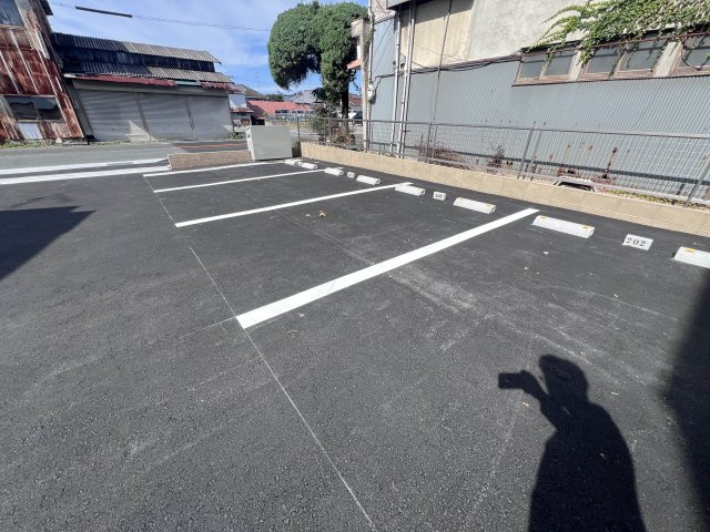 カプラン芝町の駐車場