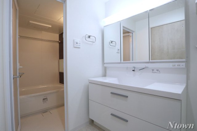 【洗面所】 | La’a Kea 徳川(ラアケア徳川) | 忙しい朝には欠かせない洗面所です