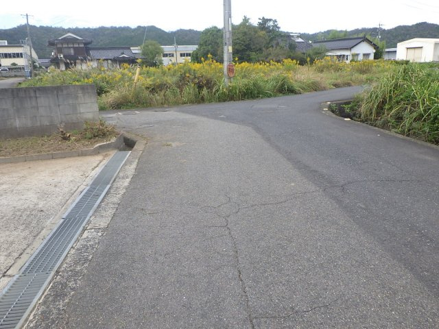 中古戸建　　安芸高田市山手の前面道路含む現地写真