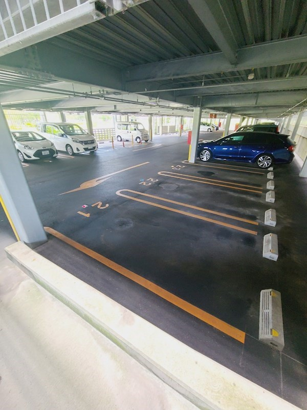 西宮市枝川町の賃貸マンションの駐車場