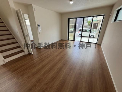【居間・リビング】 | 神戸市西区美賀多台5丁目　新築戸建2号棟　仲介手数料無料！ | 使いやすいリビングです