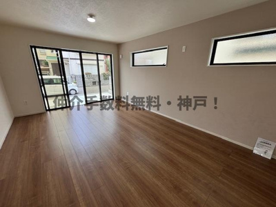 【居間・リビング】 | 神戸市西区美賀多台5丁目　新築戸建2号棟　仲介手数料無料！ | 使いやすい居間です