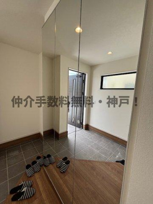 【玄関】 | 神戸市西区美賀多台5丁目　新築戸建2号棟　仲介手数料無料！ | 収納もある玄関です